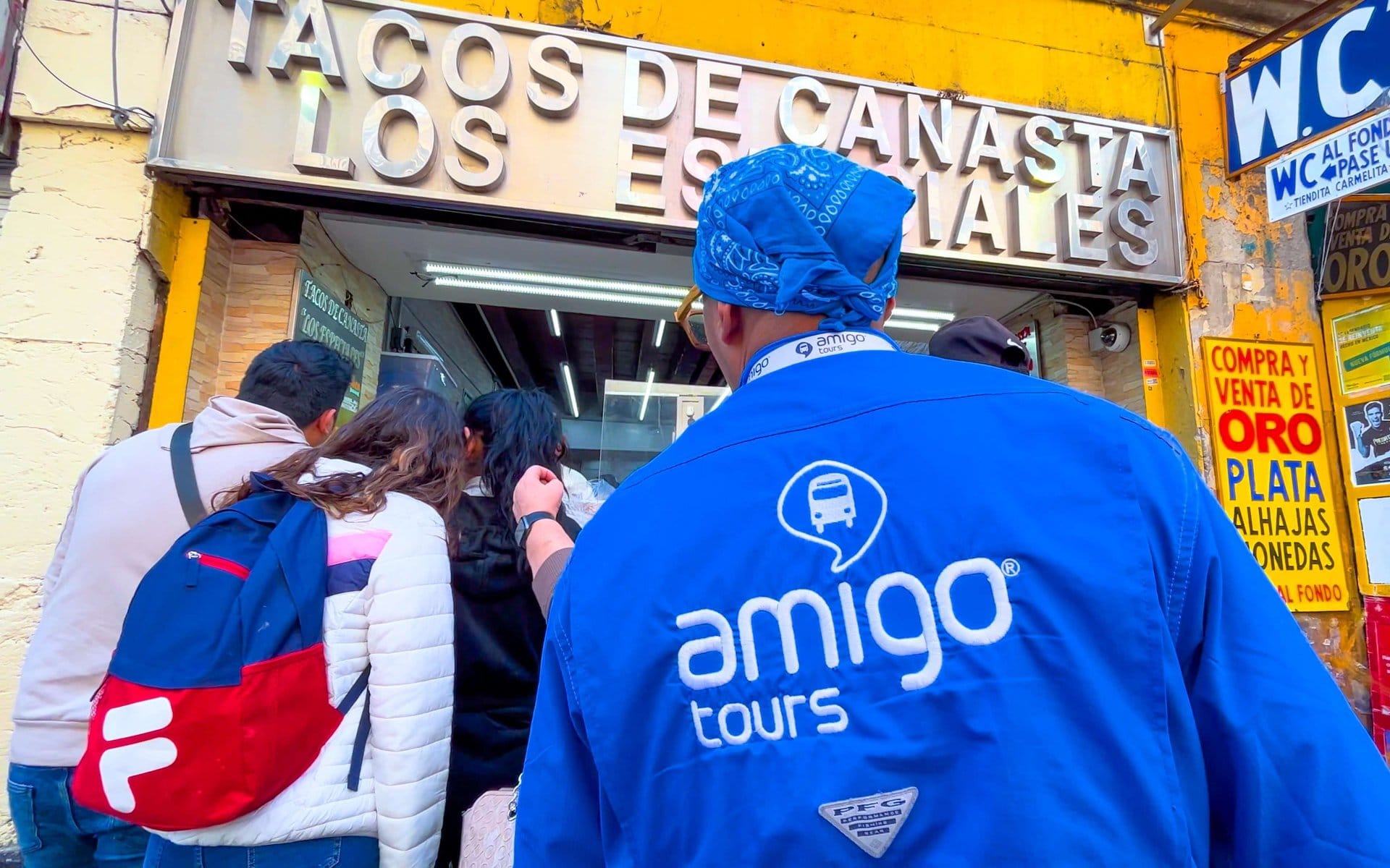 Tacos y mercados locales a pie